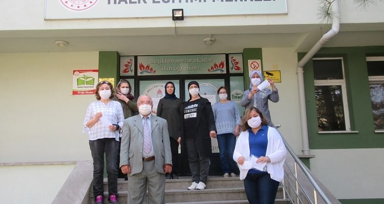 Gönüllü Hanımlar Derneği üyeleri maske üretiyor