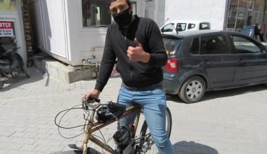 Toplu taşımadan uzak durmak için bisikletini motosiklete dönüştürdü