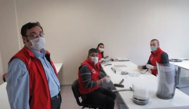 Sandıklı Gençlik Merkezi çalışanları günlük 150 siperlik maske üretiyor