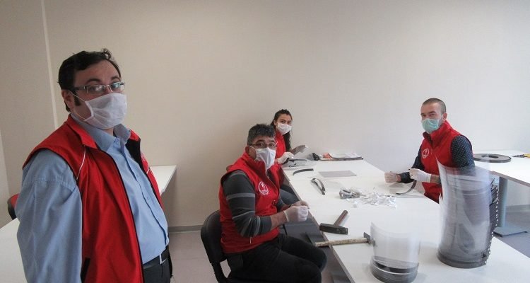 Sandıklı Gençlik Merkezi çalışanları günlük 150 siperlik maske üretiyor