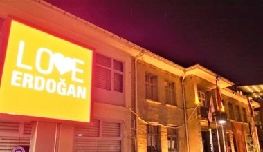 Sandıklı’da “Love Erdoğan”  görseli LED ekrana yansıtıldı