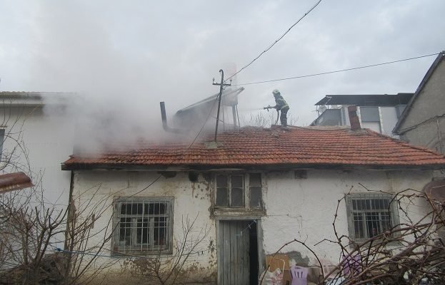 Sandıklı’da ahşap evde çıkan yangın söndürüldü