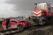 Hemzemin geçitte tren hafif ticari araca çarptı 1 kişi hayatını kaybetti