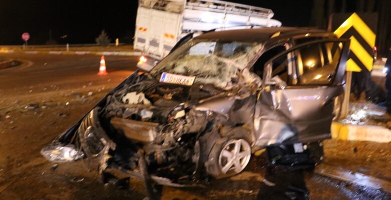 Hafif ticari araç ile koyun yüklü kamyon çarpıştı 2 gurbetçi vatandaş yaralandı