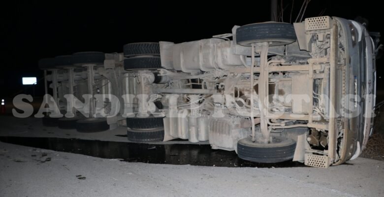 Afyonkarahisar’da toprak yüklü kamyon devrildi, sürücüsü yaralandı